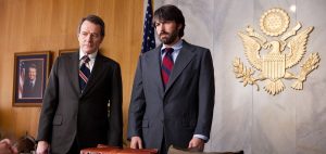 Jack O’Donnell (Cranston) and Tony Mendez (Affleck). (filmofilia.com)