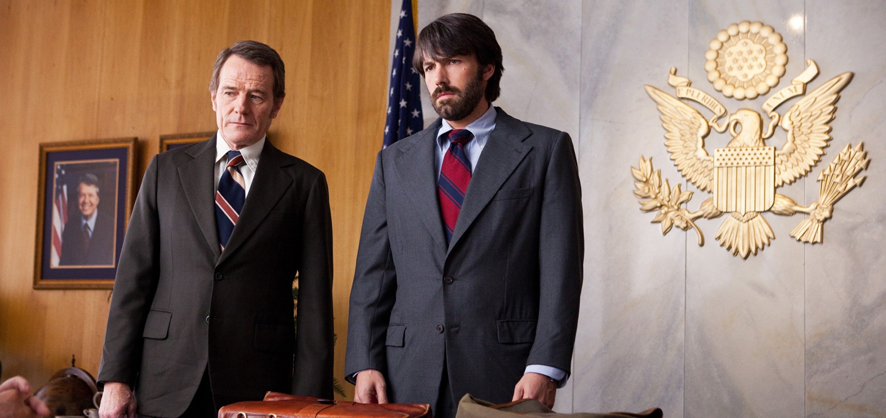 Jack O’Donnell (Cranston) and Tony Mendez (Affleck). (filmofilia.com)