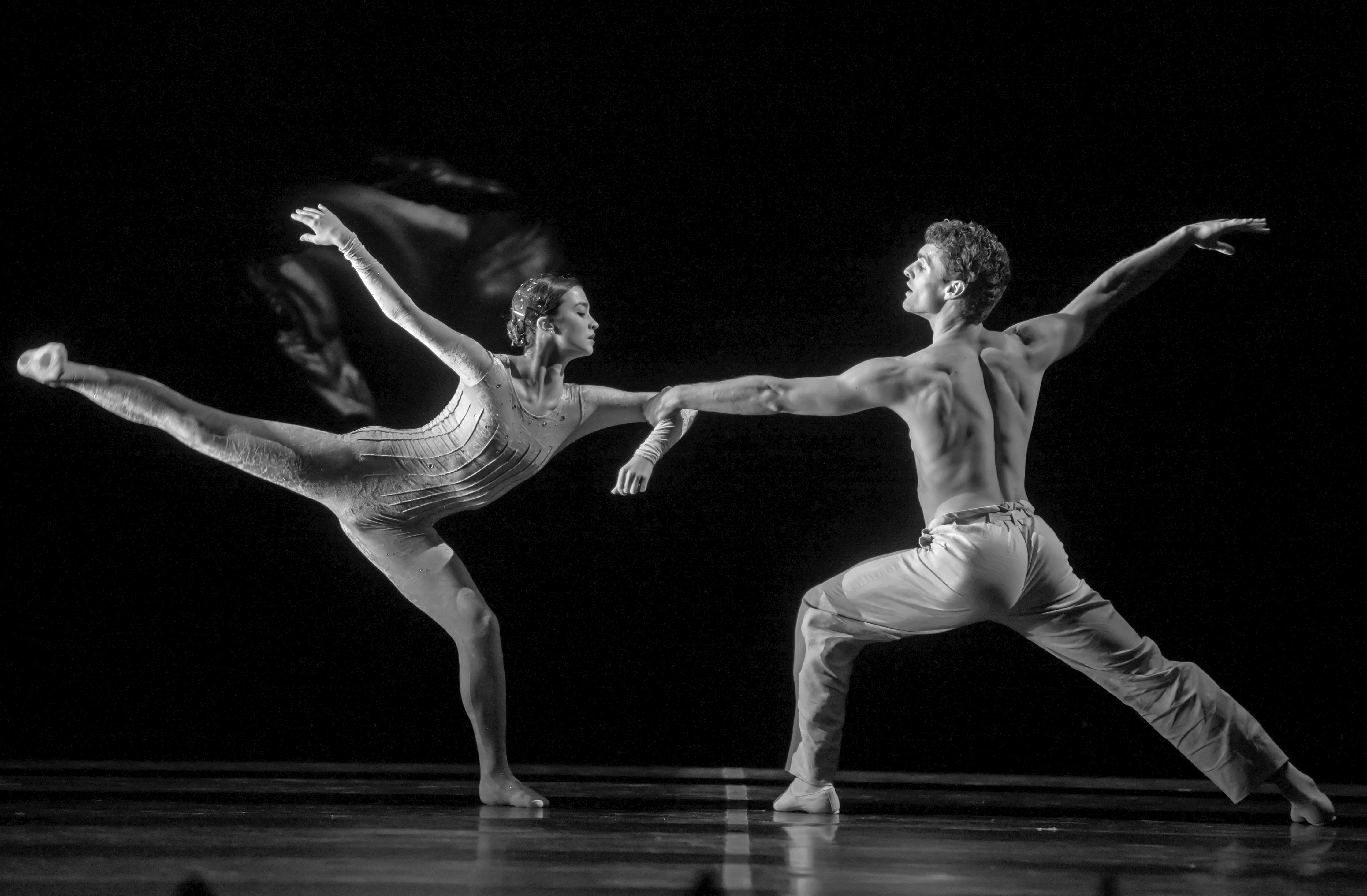 Kaguyahime (Kolarova) engages in a courtship dance with one of her suitors. (Joris Jan Bos / Les Grands Ballets)