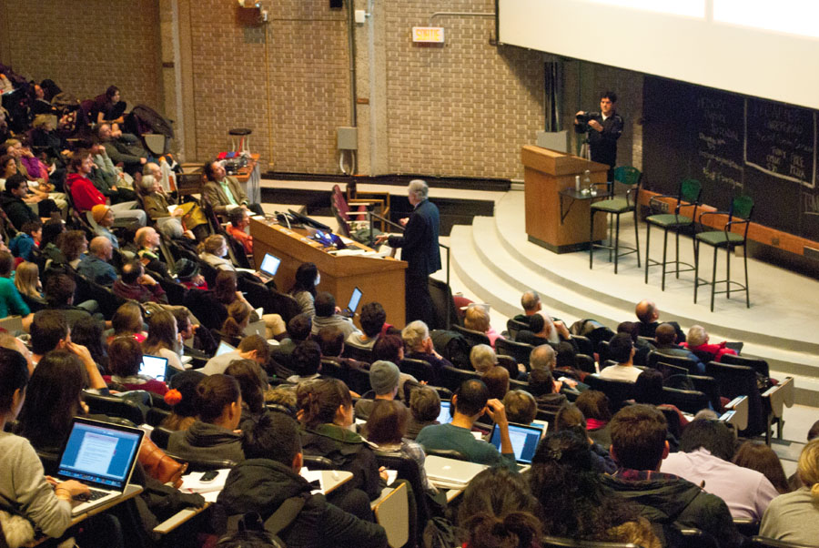 A full house at the debate. (Elizabeth Flannery / McGill Tribune)