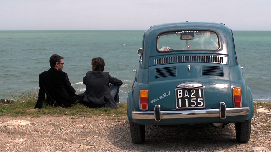 Gustav and Luca look out to the sea. (www.inalonelyplaceencounterswithfilm.wordpress.com)